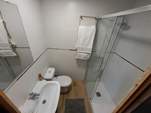 Bruser, hårtørrer, bidet, håndklæder