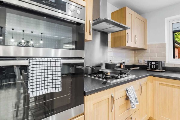 冰箱、微波炉、烤箱、炉灶