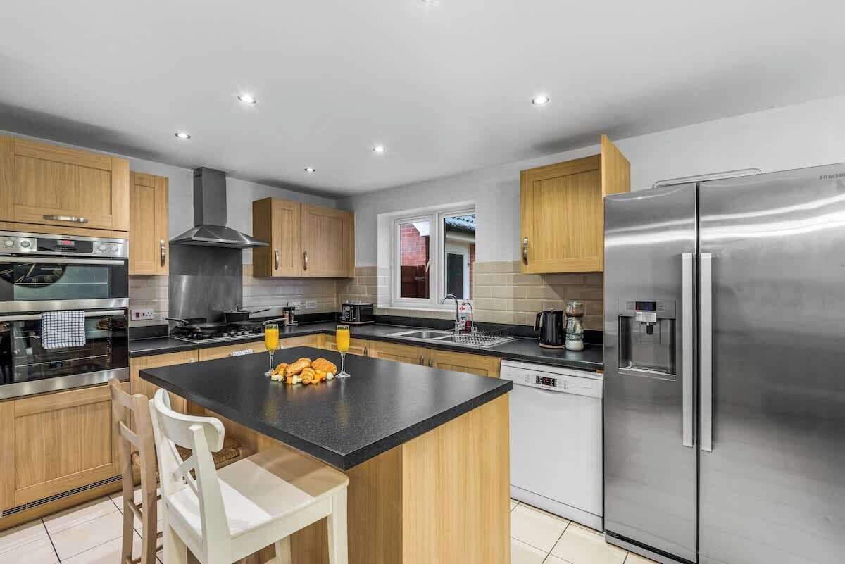 Kühlschrank, Mikrowelle, Ofen, Herdplatte