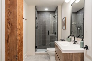 Doccia, asciugacapelli, asciugamani, sapone