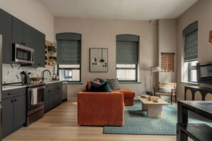 Smart TV, books - Stylish Artisan Loft w/Chic Design - The Potter (Philadelphia)