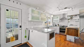 Jääkaappi, mikroaaltouuni, uuni, liesi