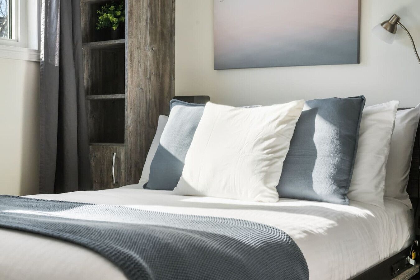 2 多间卧室、办公桌、免费 WiFi、床单