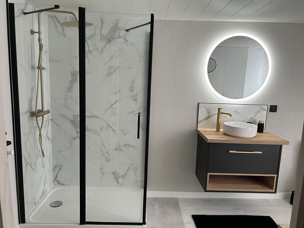 Douche, sèche-cheveux, serviettes fournies, savon