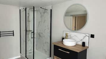 Douche, sĂšche-cheveux, serviettes fournies, savon