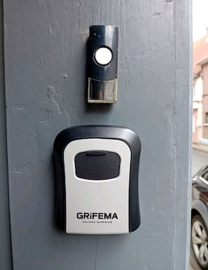 Una cerradura con una cerradura para llaves y el nombre de marca 'GRIFEMA'.