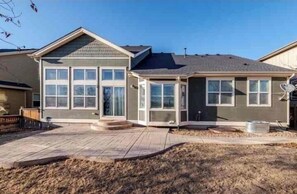 Exterior - Spacious, Mountain View Home - 15 mins to DIA (Commerce City)