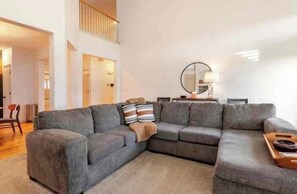 Smart TV, fireplace, video games, foosball - Spacious, Mountain View Home - 15 mins to DIA (Commerce City)