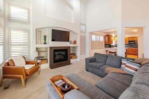 Smart TV, fireplace, video games, foosball - Spacious, Mountain View Home - 15 mins to DIA (Commerce City)