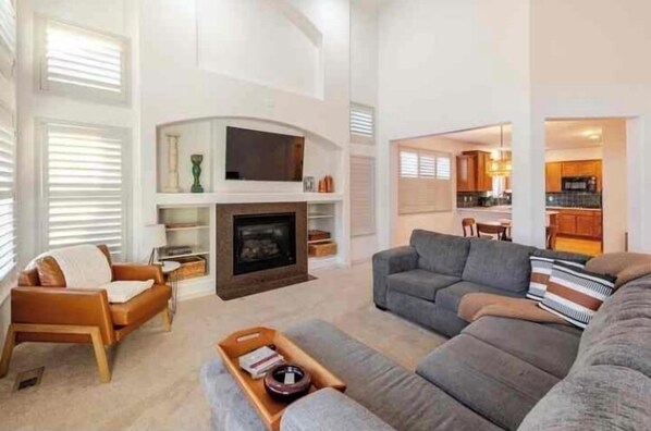 Smart TV, fireplace, video games, foosball - Spacious, Mountain View Home - 15 mins to DIA (Commerce City)