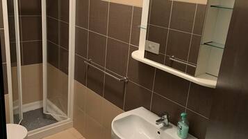 Hårtørrer, bidet, Sæbe, Toiletpapir
