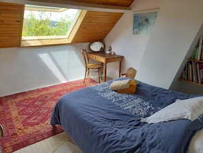 5 bedrooms, iron/ironing board, WiFi, bed sheets - Large country house near Parc des Volcans, Vulcania etc. Ideal for families (Manzat)