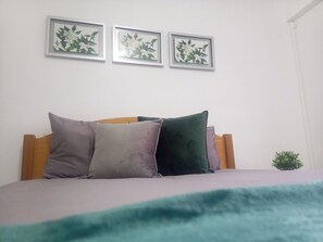 4 bedrooms, iron/ironing board, WiFi, bed sheets