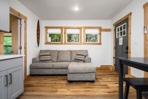Smart TV - Arbutus| King Suite| Hot Tub+Sauna| Rent Pontoons! (Traverse City)