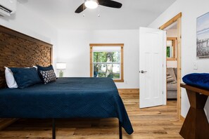 3 bedrooms, desk, free WiFi, bed sheets - Arbutus| King Suite| Hot Tub+Sauna| Rent Pontoons! (Traverse City)