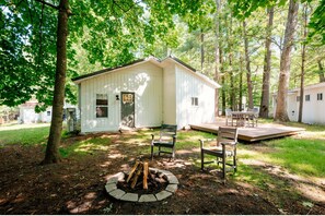 Outdoor dining - Arbutus| King Suite| Hot Tub+Sauna| Rent Pontoons! (Traverse City)