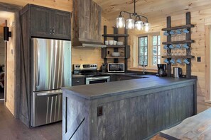 Chalet APACHE Spa | Private kitchen | Fridge, microwave, oven, stovetop - Les Chalets de Môh (La Malbaie)