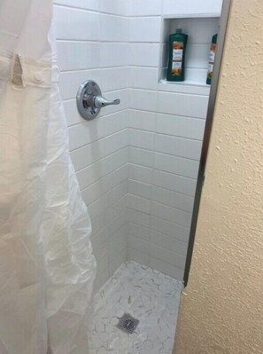 Assecador de cabells, bidet, tovalloles i sabó 