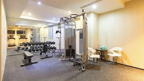 Une salle de sport équipée de machines d’exercice, d’haltères et d’appareils de cardio-training.