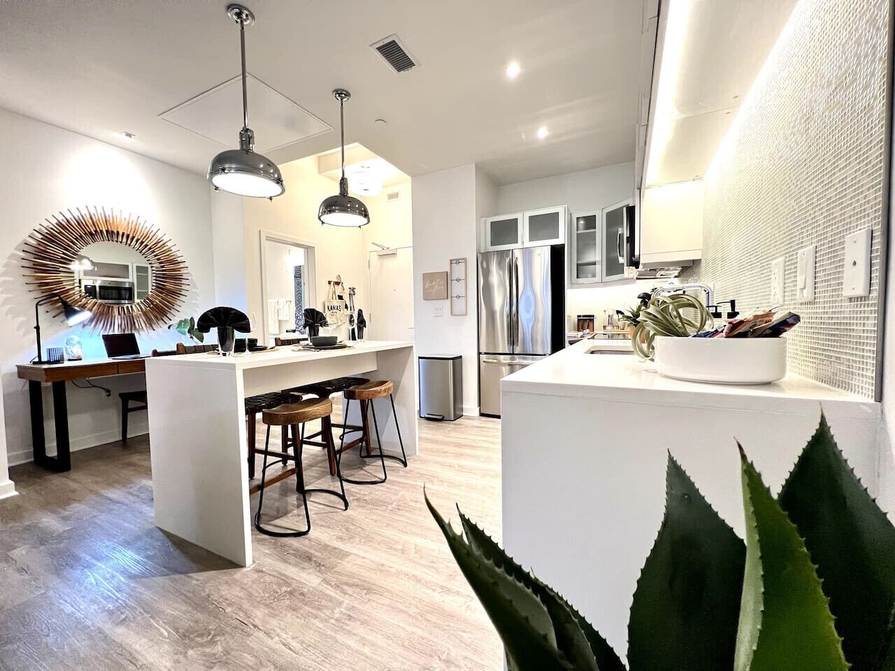 Jääkaappi, mikroaaltouuni, uuni, liesi