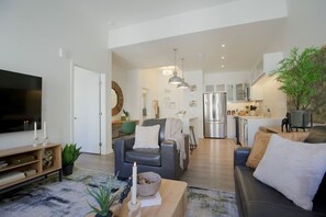 TV - City Sky II |King Bed Apt |DT KC |No Cleaning Fee (Kansas City)