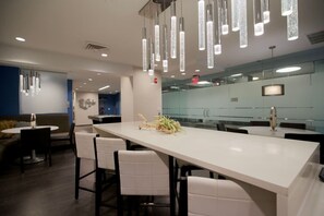 Dining - City Sky II |King Bed Apt |DT KC |No Cleaning Fee (Kansas City)