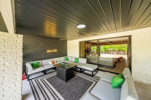 Smart TV, chimenea, videojuegos y libros 