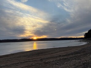 Beach - Fall fun! Fall foliage, hiking, hunting, fishing galore. Game room and hot tub! (Aldrich)