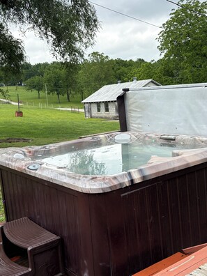 Outdoor spa tub - Fall fun! Fall foliage, hiking, hunting, fishing galore. Game room and hot tub! (Aldrich)
