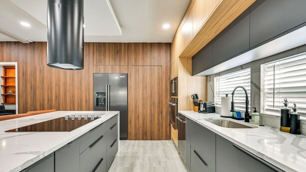 Una cucina moderna con isola centrale, elettrodomestici integrati e un design elegante.