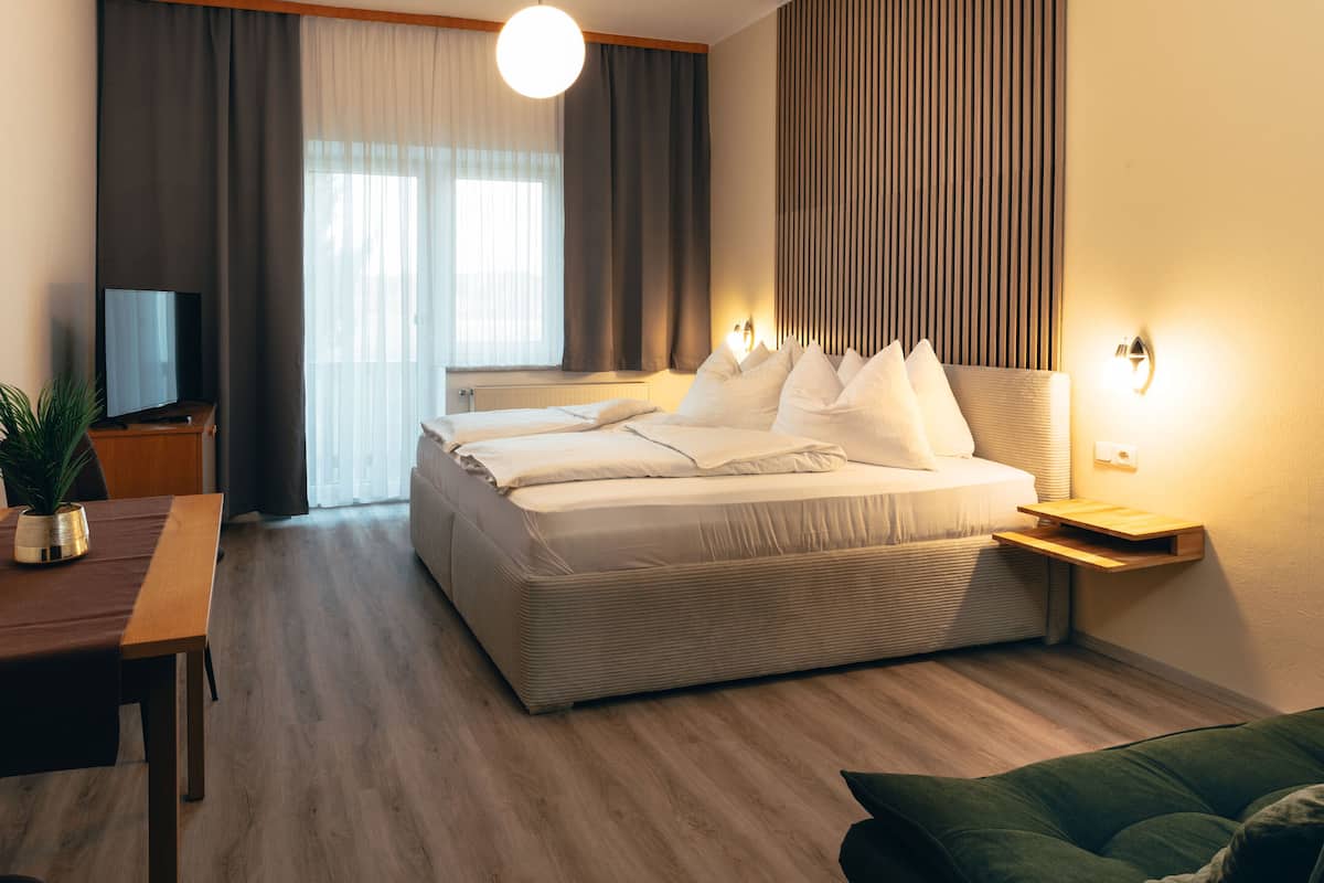 Deluxe Double Room, Balcony, Vineyard View