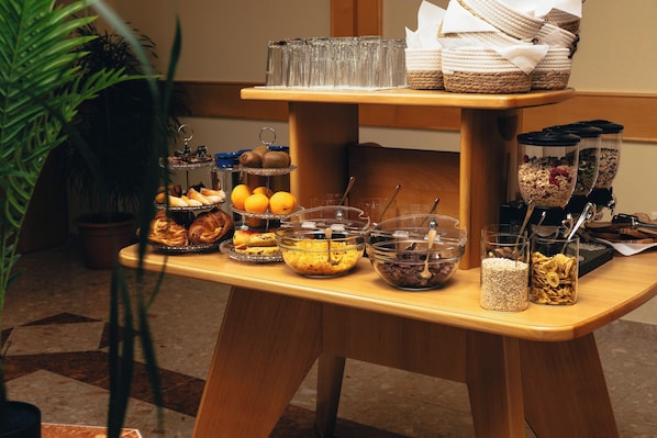 Café da manhã com buffet grátis todos os dias