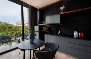 Fridge, microwave, stovetop, coffee/tea maker - Cozy studio in fabulous Playa del Carmen just a few steps to beach, gym, WiFi (Playa del Carmen)