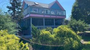 Une maison à deux étages dotée d’un balcon et d’un porche abrité.