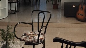 A dining area with a table and chairs, a staircase with a railing, and a potted plant. - House in Santa Rosa de Cabal (Santa Rosa de Cabal)