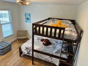 5 bedrooms, desk, free WiFi, bed sheets