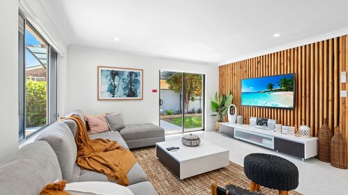 The Bayhaven- spacious pet friendly villa with boat parking.