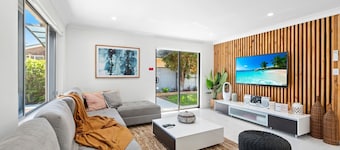 The Bayhaven- spacious pet friendly villa with boat parking.