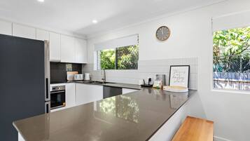 Microondas, horno, placa de cocina, lavavajillas