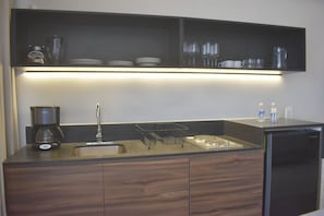 Réfrigérateur, micro-ondes, plaque de cuisson, cafetière/bouilloire