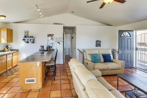 TV, fireplace, DVD player, video library - Firelit Nights By the Lake: Cozy Show Low Retreat (Show Low)