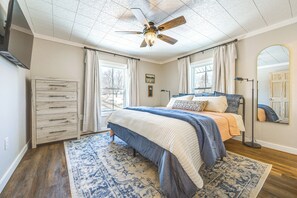 6 bedrooms, desk, iron/ironing board, travel cot