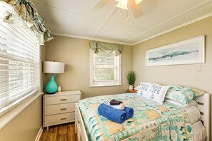 3 bedrooms, desk, iron/ironing board, Internet - Swim, Fish & Explore! Family Hague Haven w/ Dock (Hague)