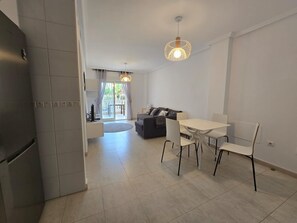 TV - Stunning ground floor 2 bed apartment. (Murcia)