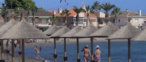 Chaises longues, serviettes de plage