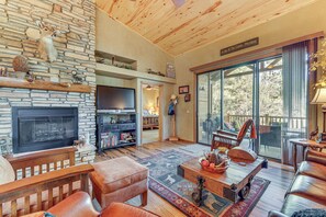 TV, fireplace, books - Rustic Retreat w/ Spacious Deck in Show Low! (Show Low)