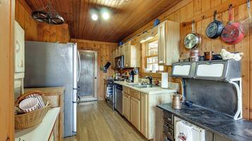 Microwave, dishwasher, coffee/tea maker, cookware/dishes/utensils