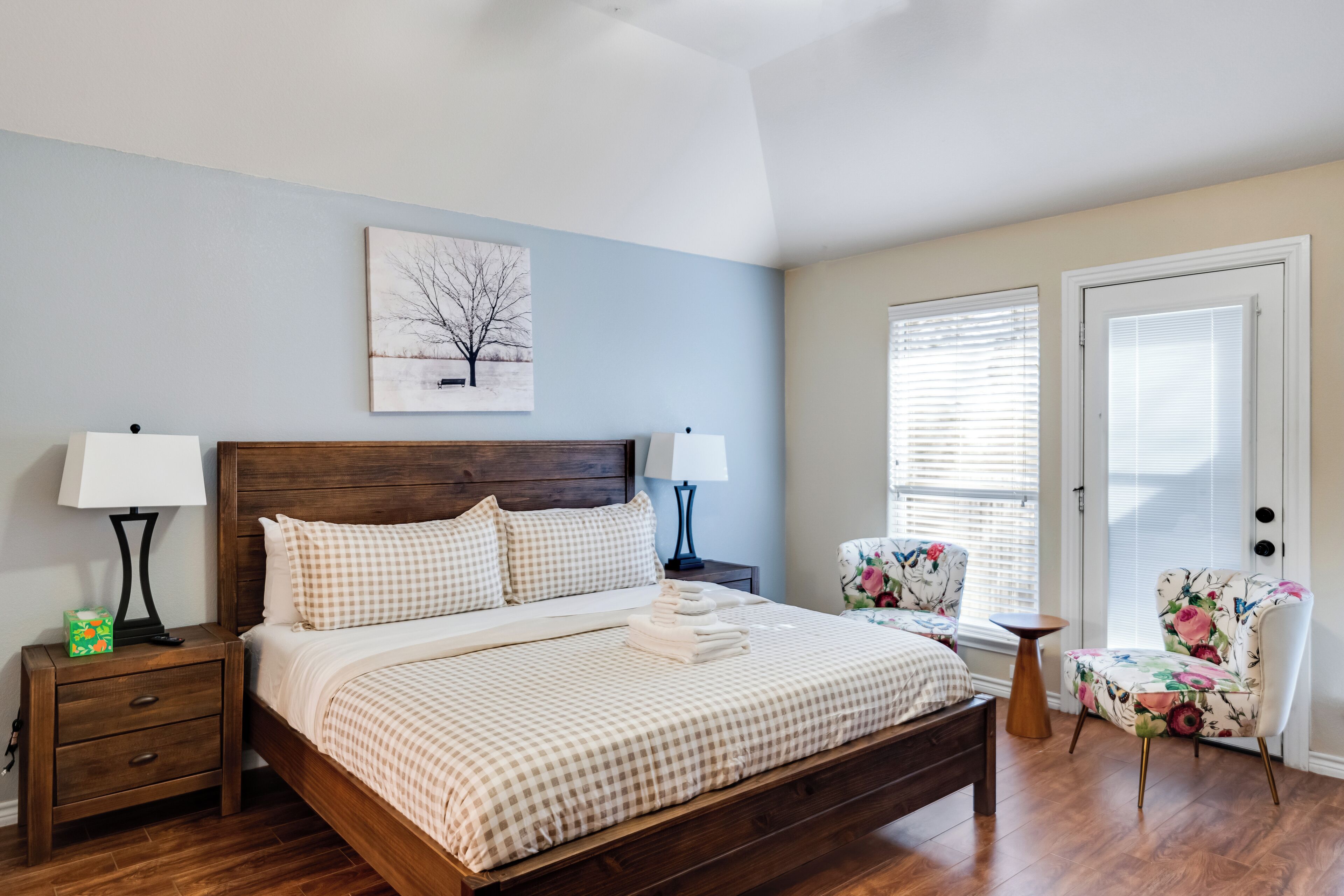 4 bedrooms, desk, iron/ironing board, travel cot