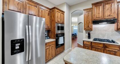 Relaxing Burleson Retreat · Pool Table & Space&5TV/3BA