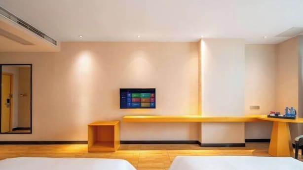 A hotel room with two beds, a desk, a chair, and a television. - Borrman Hotel Dongguan Zhongtang shop (Dongguan)